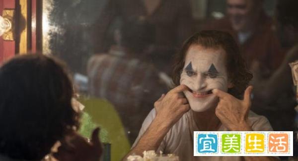 电影解析《小丑》：在混乱的社会中，疯狂就是最好的镇定剂！