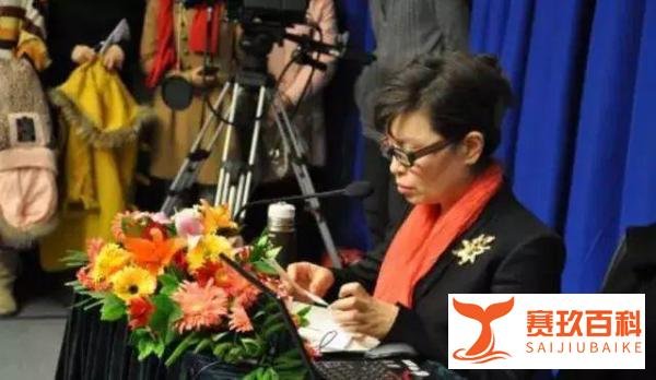 前央视主播李瑞英，隐瞒了30多年青梅竹马的老公，竟是熟悉的他！