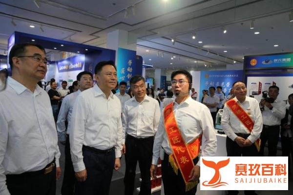 全国总工会党组书记徐留平来苏调研 观摩体验苏州金龙无人驾驶巴士