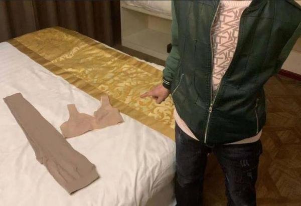 当年李女士家中现金一分不少，可衣架上的8条内裤不见了！