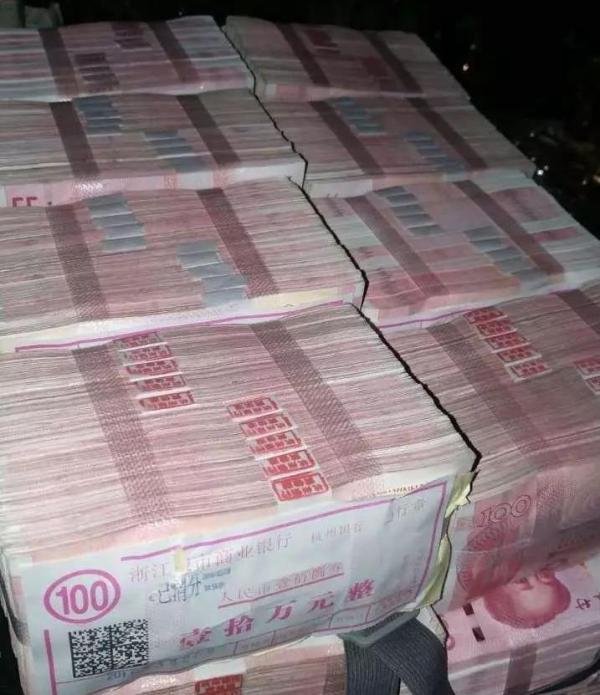 两口子深夜吵架 丈夫20楼抛撒现金 这是咋情况?