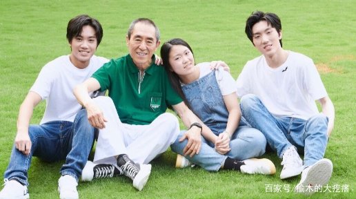 71岁张艺谋为娇妻庆生,送花大秀恩爱,他们夫妻之间的感情如何?