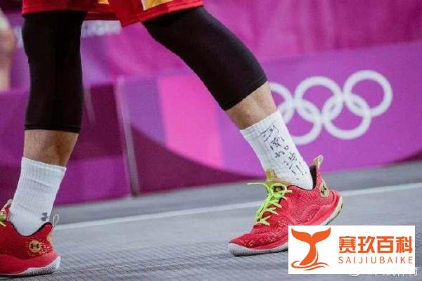 颜鹏袜子写“河南加油”！人民体育官微：人在奥运 心系祖国