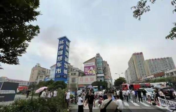 杭州一市场发生火灾，有人从二楼跳楼逃生
