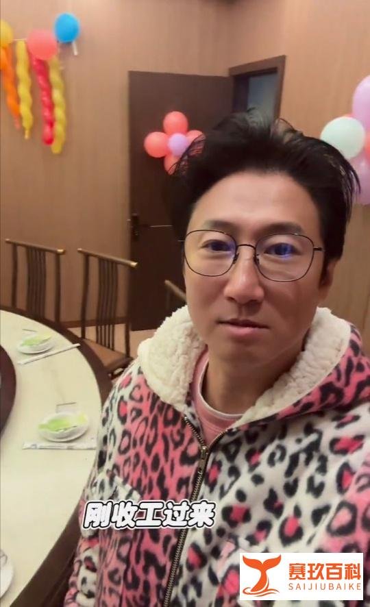 72岁洪金宝浙江庆生，高丽虹携子送惊喜，步履稳健入包间引关注！