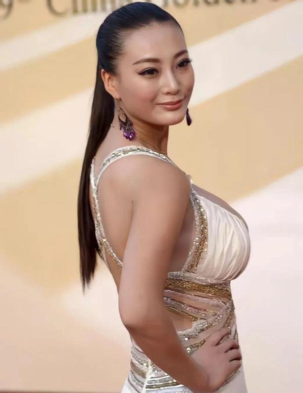 她为了成全男友的导演梦，出演了电影《一路向西》，从此大火，却又被男友抛弃