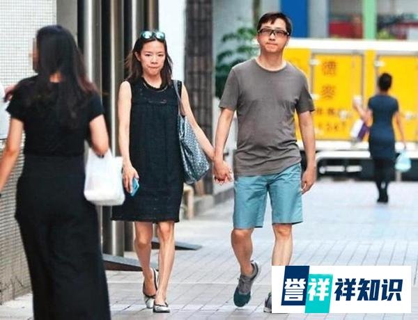 60岁庾澄庆罕晒一家四口合影,一双儿女伴随左右,网友却惦记哈利