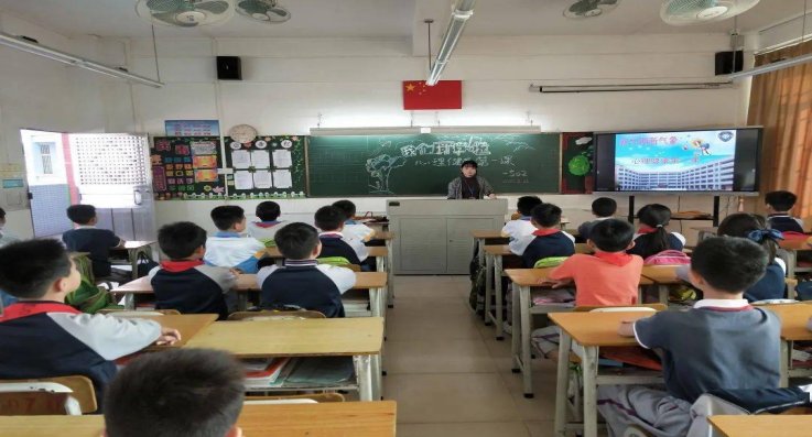 新华中学的学费是多少钱一学期?