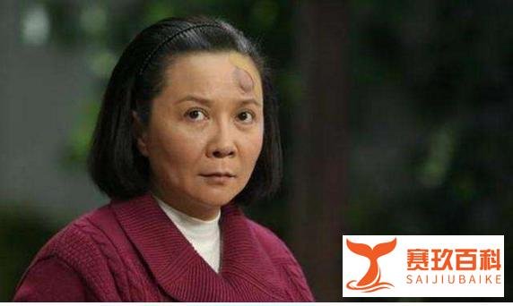 吴亦凡新发型现身机场,却有网友表示撞脸“马大姐”!他俩像吗?