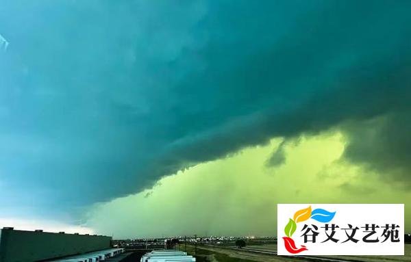 郑州出现罕见的绿色天空,20天前美国刚出现过,难道预言成真了?