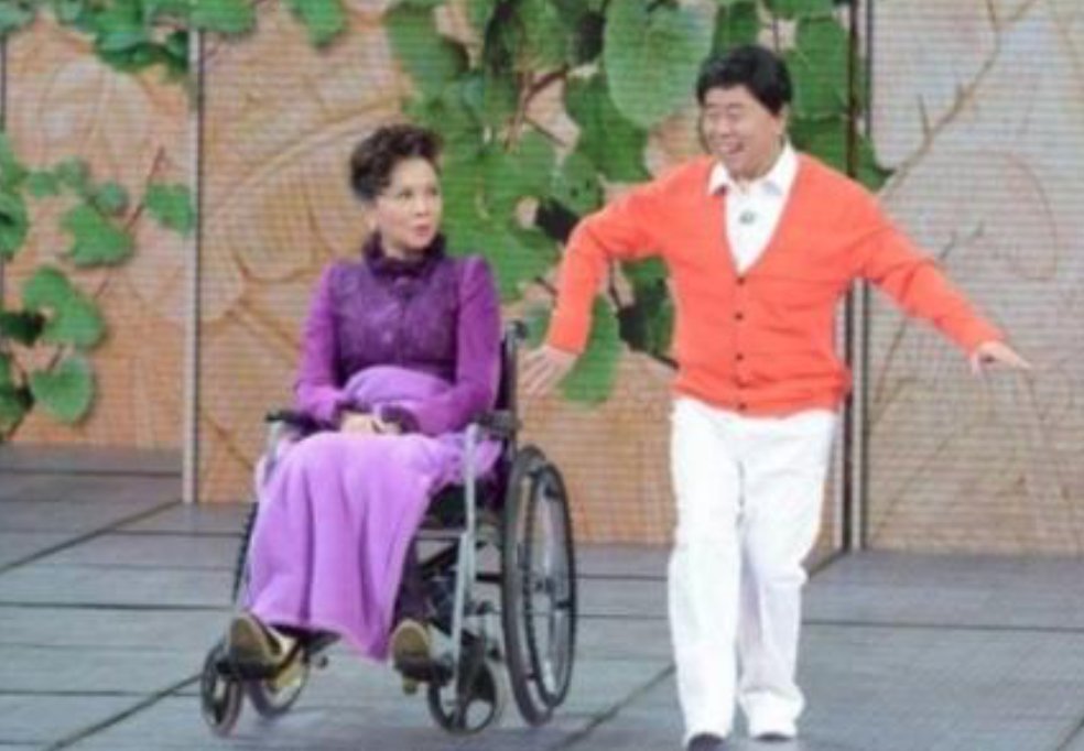 心疼!潘长江被800斤摩托砸断腿,他究竟是因何被砸伤的?