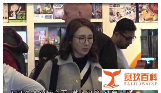 47岁黎姿挎十万爱马仕商场扫货，小女儿正脸曝光，一字眉抢镜！
