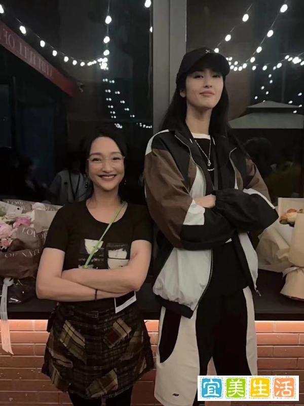最美女足赵丽娜告别浪姐,身高1米88站在1米55周迅身边如巨人!
