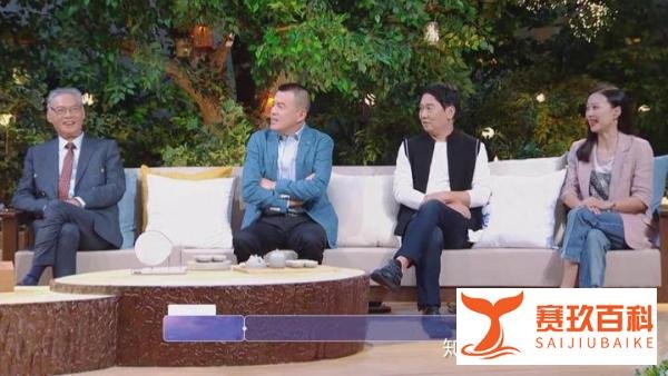 金晨爸爸年过六旬不见老态，一头黑发浓密，T恤搭配夹克潇洒帅气
