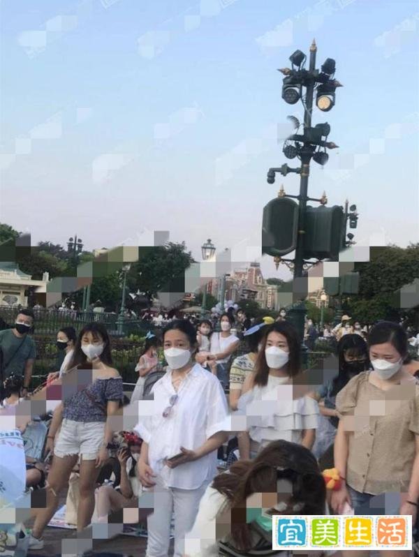 刘德华妻女游迪士尼，56岁朱丽倩头发花白，10岁女儿五官超像爸爸