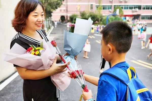 如何尊敬老师？