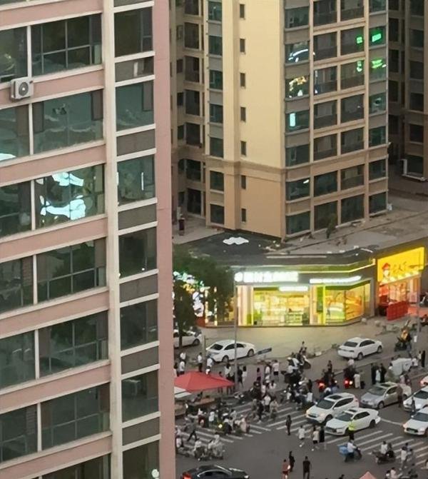 突发！男子跳楼身亡，两天前曾在楼顶撒钱