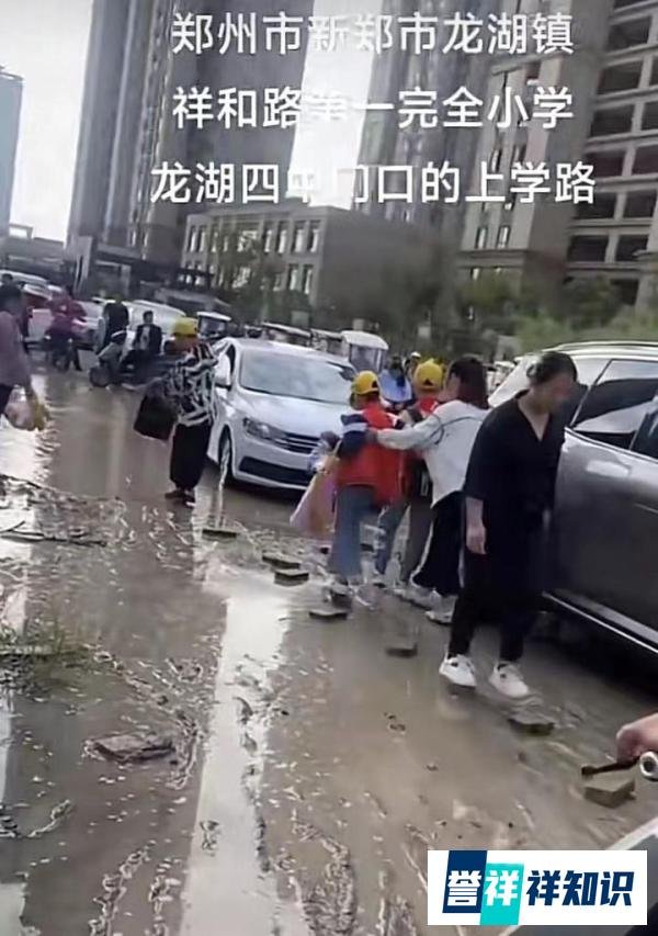 学生踩砖头走泥路入校，学校回应：多年前曾反映过，只是未见行动