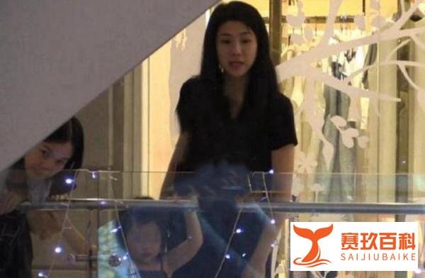 钟汉良隐婚多年,美娇妻罕见露面,身材好颜值高还是他的造型师