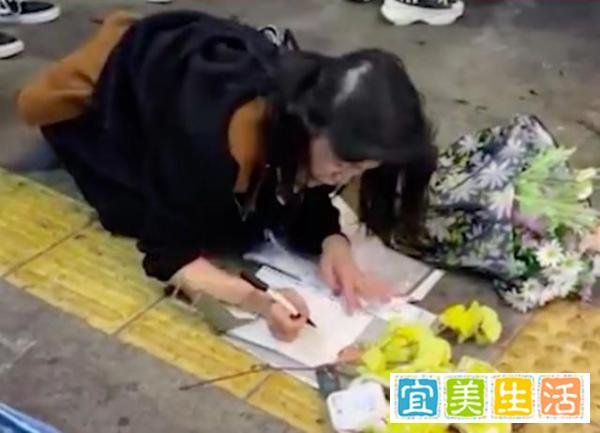 女孩在梨泰院跪地哭喊男朋友不在了 这是咋情况?