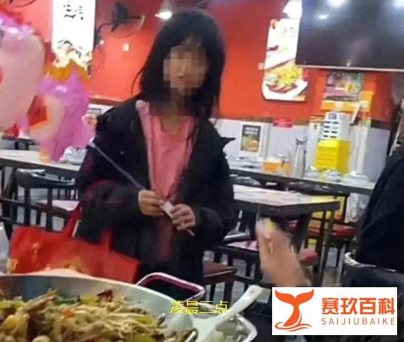四川小女孩凌晨3点夜市卖气球，知情人：妈妈怀3胎，回去早了挨打