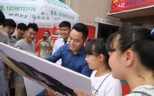 抖音自贡刘轩豪做什么的？