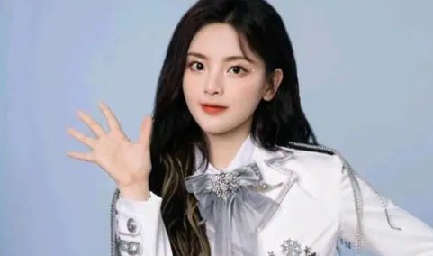 杨超越回应抽烟谣言,如何评价她的演技?