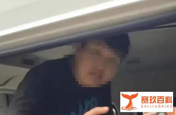 重庆虐猫大学生疑抑郁，校方通报严肃处理，网友求情：可怜的孩子