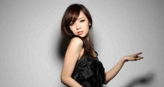 侯佩岑母亲含泪回应荒唐情史,靠情人养大女儿?
