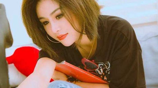 如今我们早已经不同，还有什么爱值得歌颂