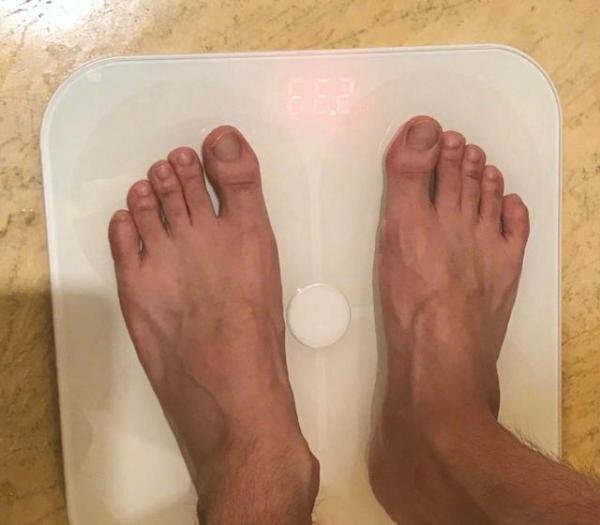 李易峰晒照体重只有66.2公斤但身高一米八,照中他腿是亮点