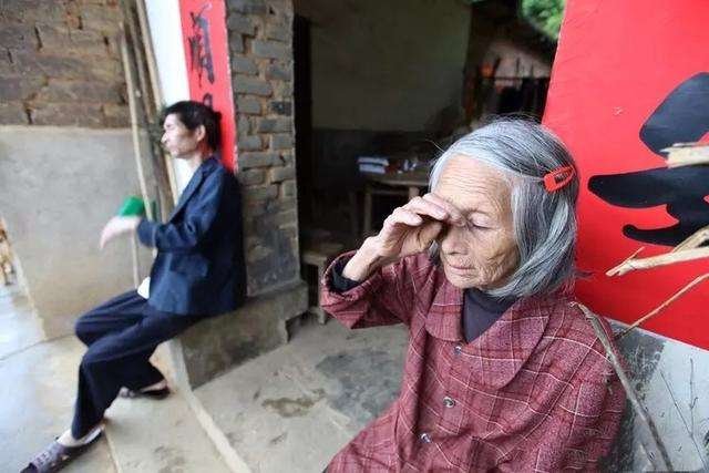 大妈为消灭虱子用敌敌畏洗头进医院,这样会伤害头皮吗?