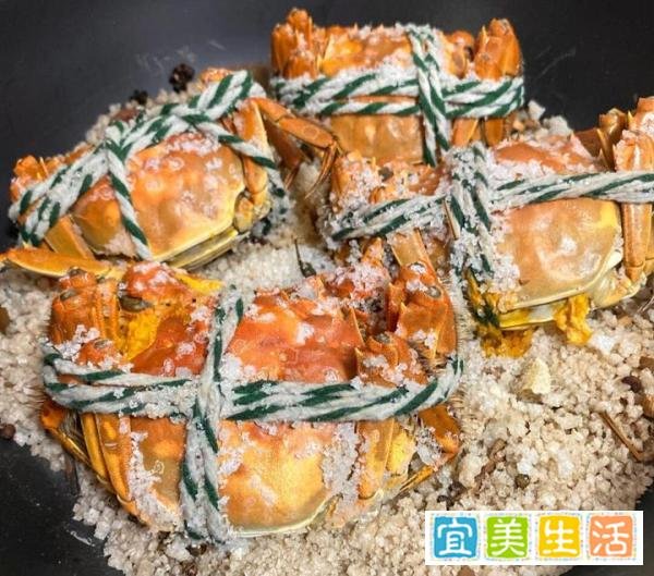 蒸螃蟹,直接上锅是大忌,难怪掉腿流黄,掌握2个小技巧,鲜得很