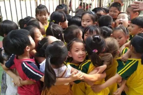 幼儿园相亲相爱节目串词