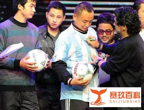 球王马拉多纳成功求婚28岁女友,57岁的他如何成为万人迷?