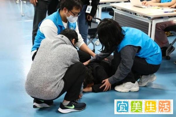 女孩在梨泰院跪地哭喊男朋友不在了 这是咋情况?