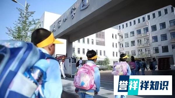 学生踩砖头走泥路入校，学校回应：多年前曾反映过，只是未见行动