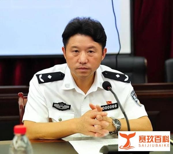公安局长20天内被两度免职,与副局长狼狈为奸,为涉黄涉毒酒吧站