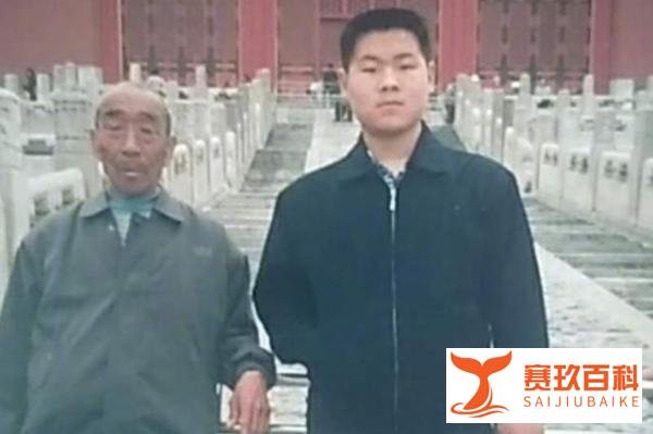 父亲去世后依然登台演出，时隔八年，岳云鹏发文悼念父亲