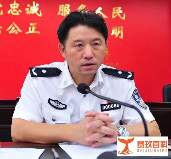 公安局长20天内被两度免职,与副局长狼狈为奸,为涉黄涉毒酒吧站