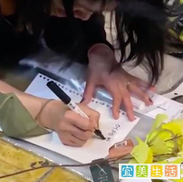 女孩在梨泰院跪地哭喊男朋友不在了 这是咋情况?