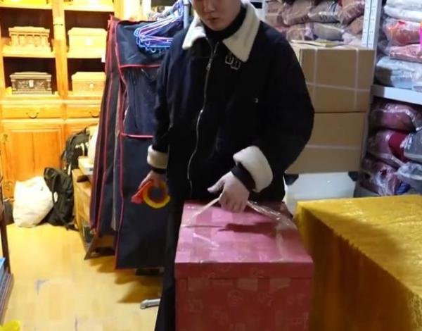 00后小伙做寿衣店守夜人 最难熬的是孤独