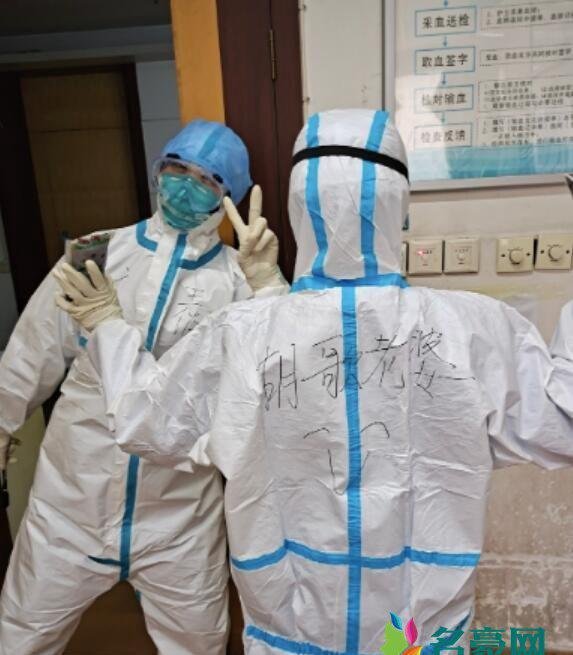 胡歌翻牌医护粉丝 为一线抗疫粉丝送鼓励暖心十足