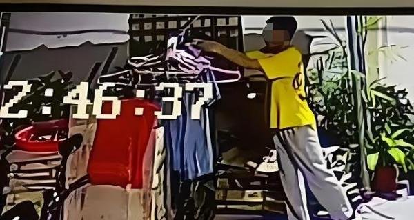 当年李女士家中现金一分不少，可衣架上的8条内裤不见了！
