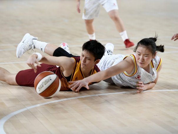 女篮张子宇16岁身高2米28比姚明高
