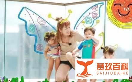 陈浩民老婆蒋丽莎微博晒一家照片,5年生四娃家庭幸福