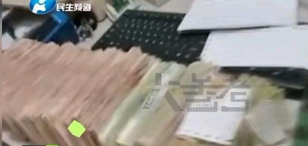 河南一流浪女子身怀28万现金，送救助站后被弟弟接走，金钱动人心