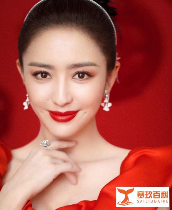 佟丽娅戴30万手镯春晚开场,头发上挂钻石,一张小脸只有巴掌大