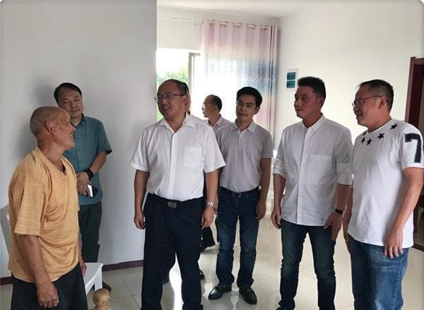 泰合集团董事长王仁果助力家乡脱贫，为广安贫困山村首期捐赠200余万